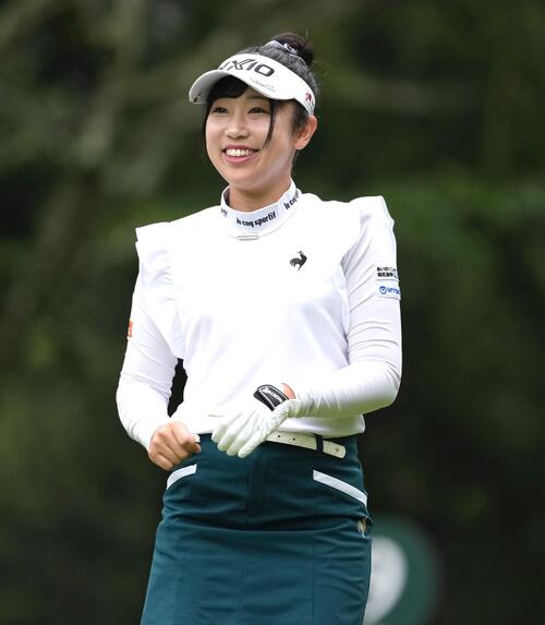 9番、ティーショットを放ち笑顔を見せる菅沼菜々（撮影・小島史椰）