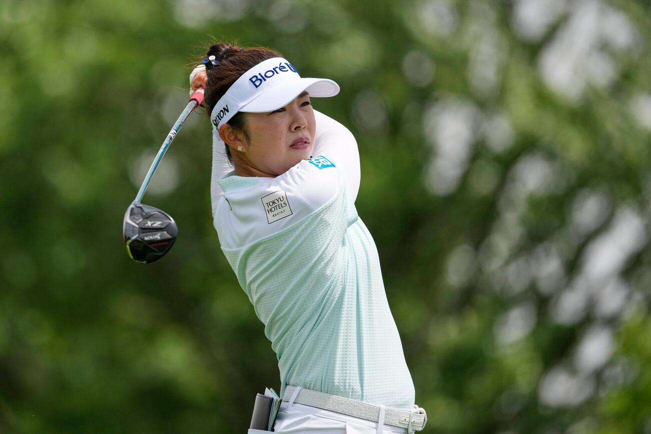 最終ラウンド、3番でショットを放つ山下美夢有（AP）