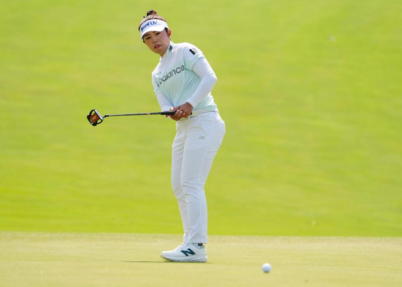 最終ラウンド、10番でパットを放つ山下美夢有。通算5アンダーで12位（共同）