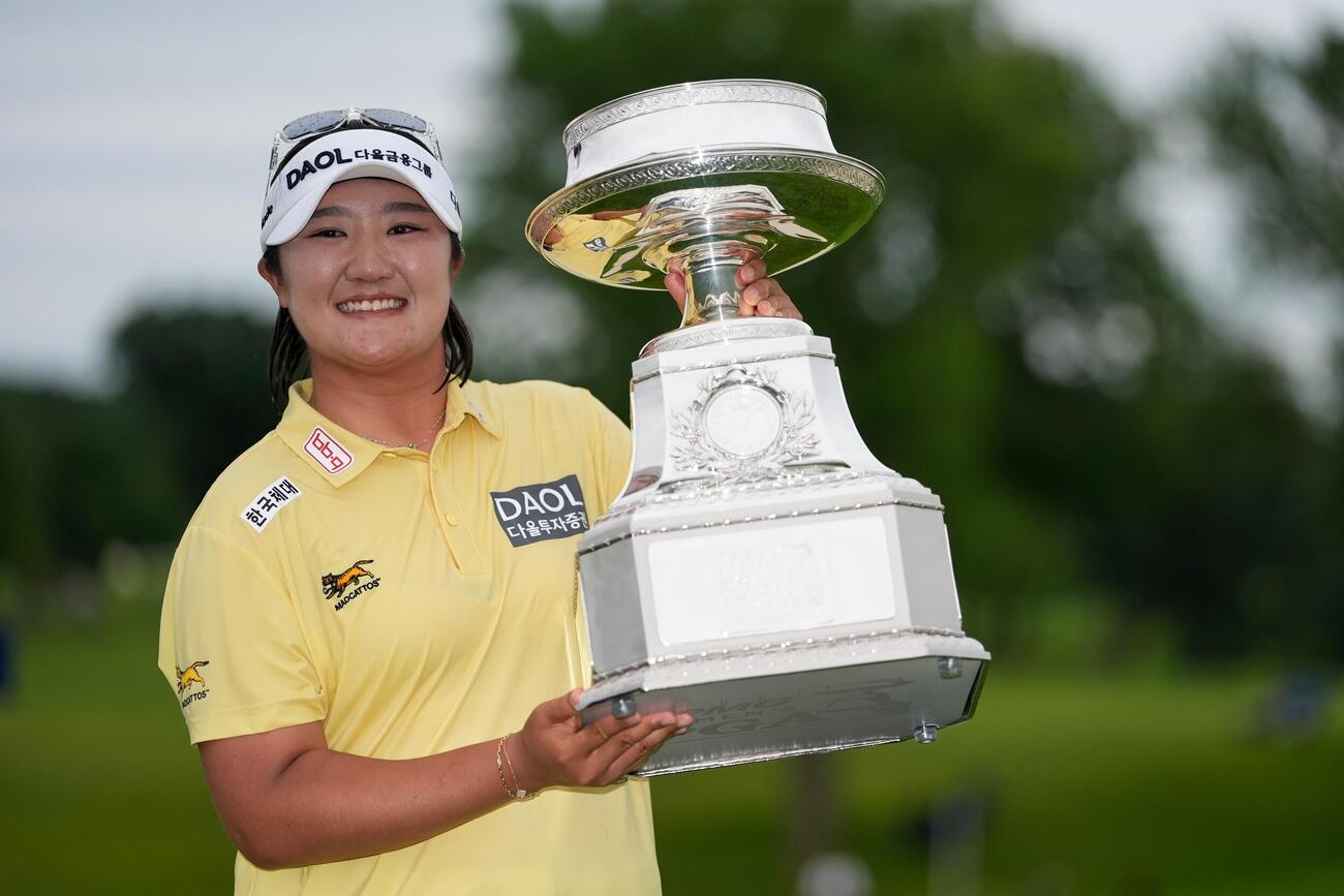 全米女子プロでメジャー初制覇し、トロフィーを持つユ・ヘラン（AP）
