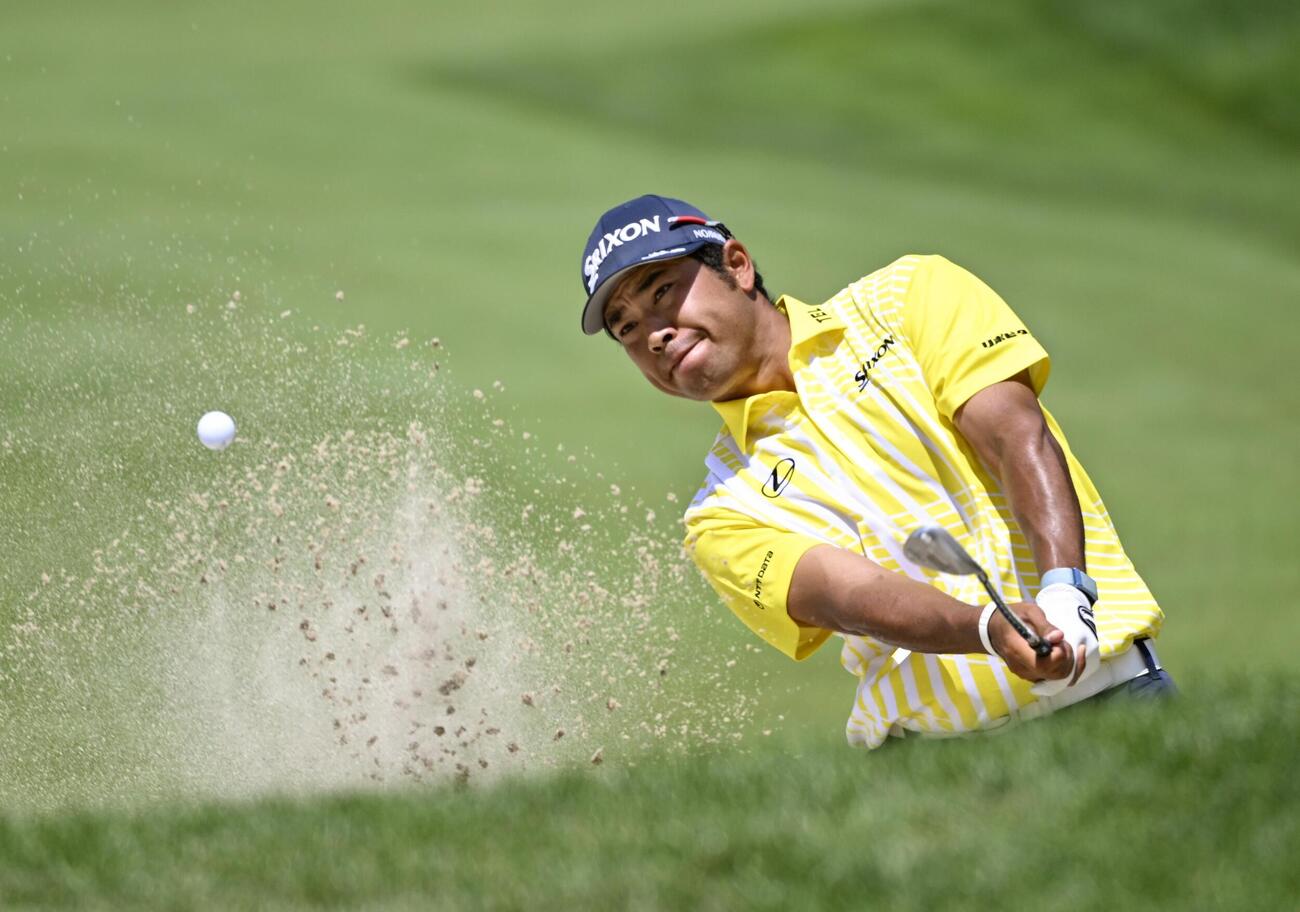 最終ラウンド、6番でバンカーショットを放つ松山英樹。通算14アンダーで14位＝TPCリバーハイランズ（共同）