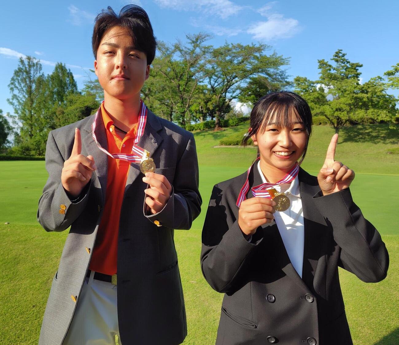 優勝した男子の田子吏央斗（左）と女子の馬場千寛