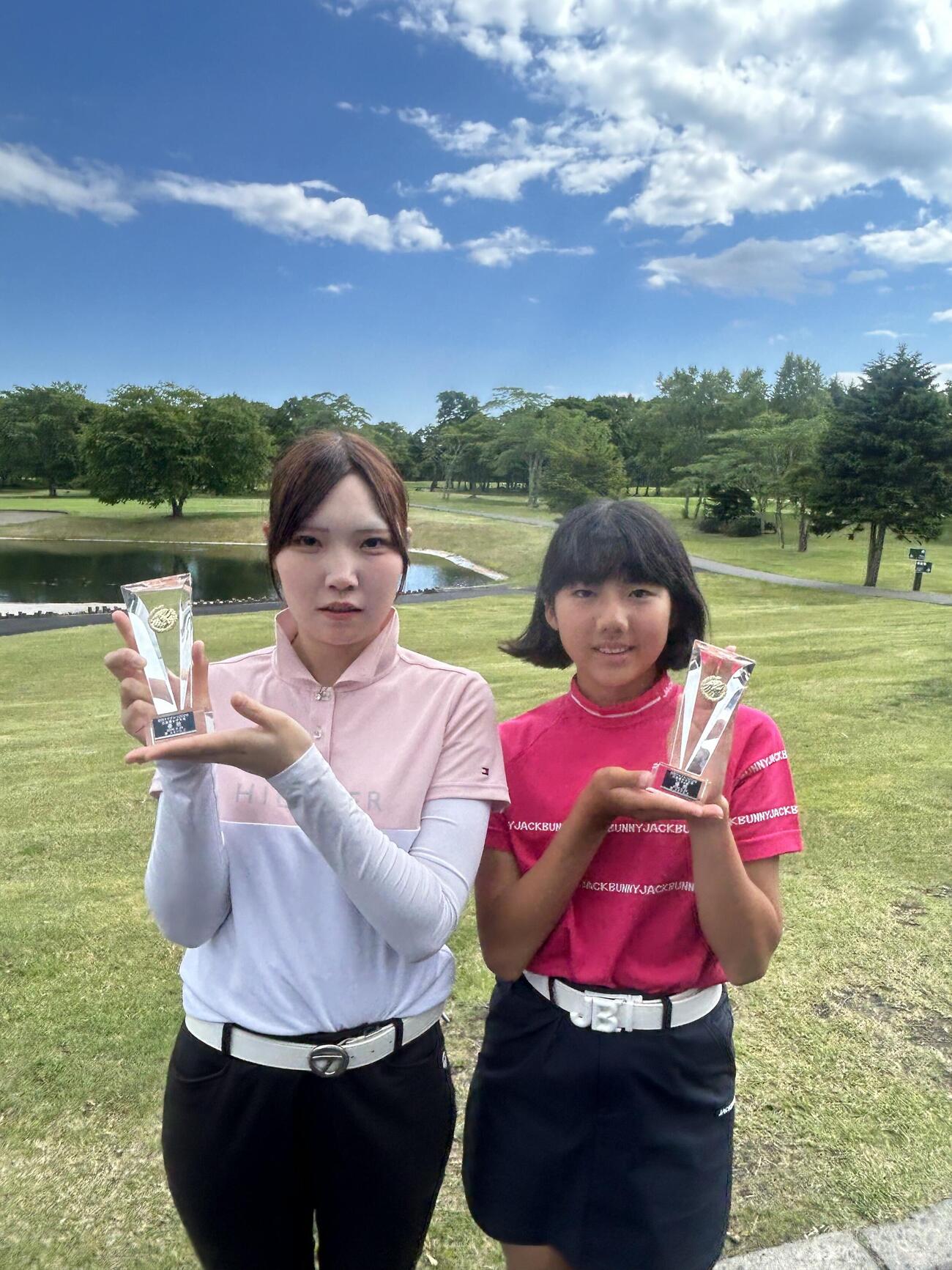 女子一般の部優勝の佐藤萌子（左）と18才以下の部優勝の澤村日佳理
