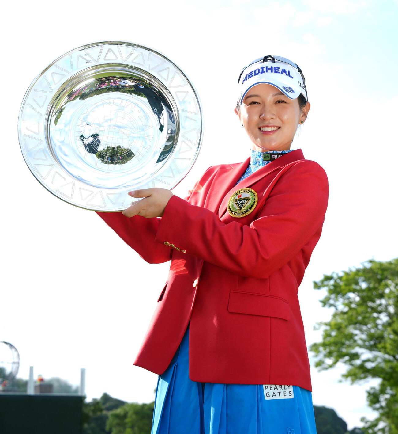 アース・モンダミンカップ最終日　優勝杯を手に写真に納まるパク・ヒョンギョン（撮影・小島史椰）