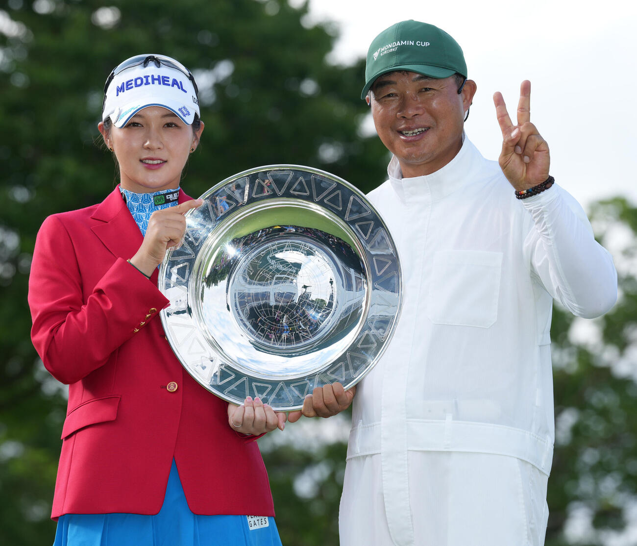 アース・モンダミンカップ最終日　優勝杯を手に写真に納まるパク・ヒョンギョン（左）と父親のパク・セスさん（撮影・小島史椰）