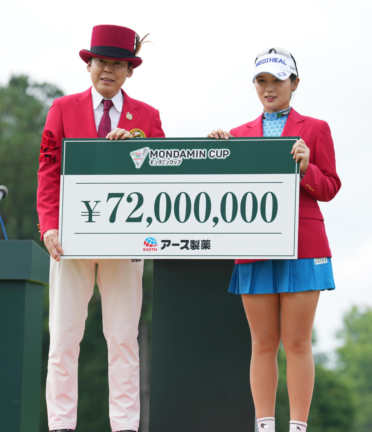 アース・モンダミンカップ最終日　優勝賞金を手に記念撮影するパク・ヒョンギョン（右）（撮影・小島史椰）