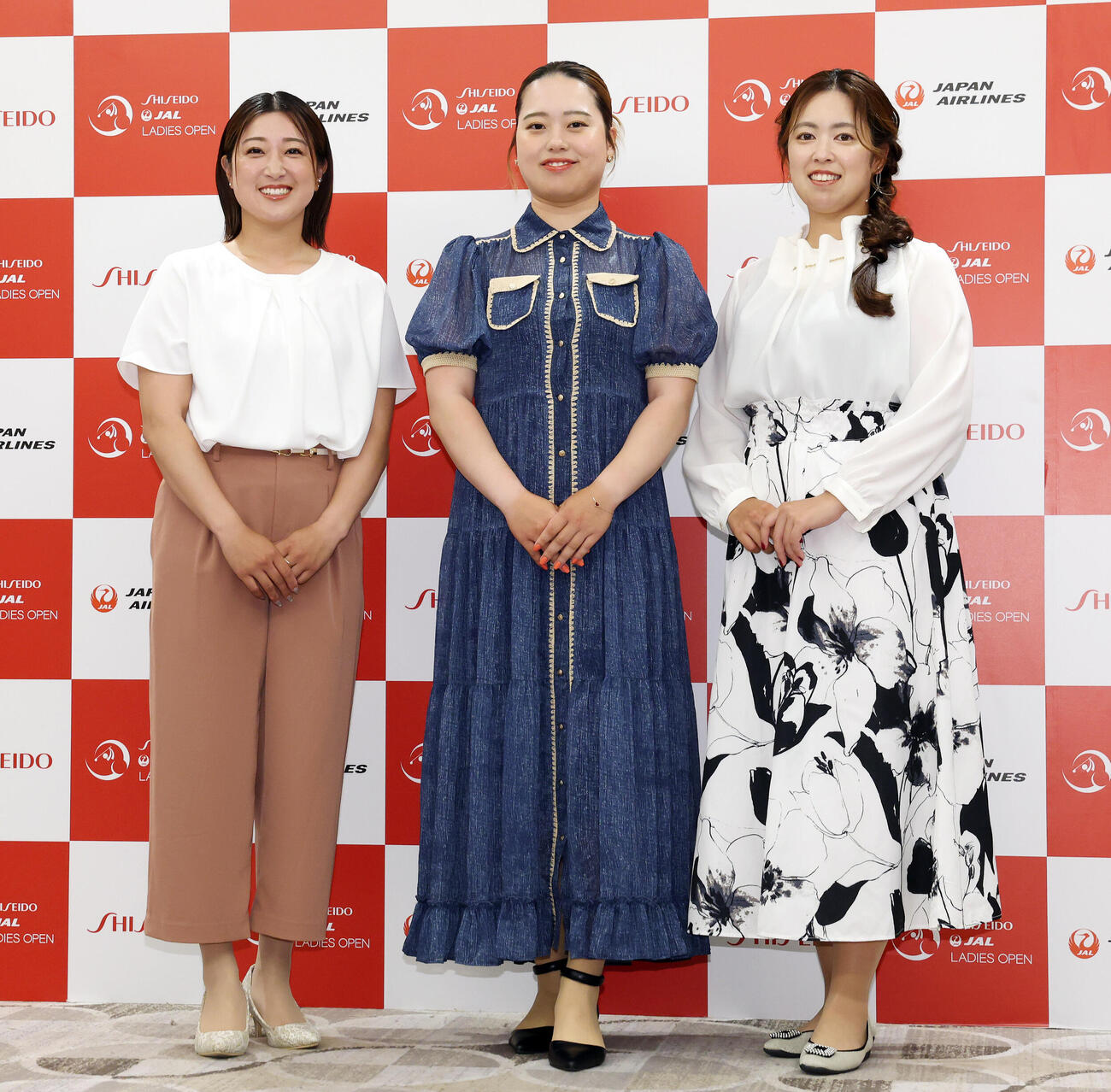 資生堂・JALレディースの前夜祭で華やかにドレスアップした姿を披露する高木優奈（左）、仲村果乃（中央）、天本ハルカ（撮影・宮地輝）