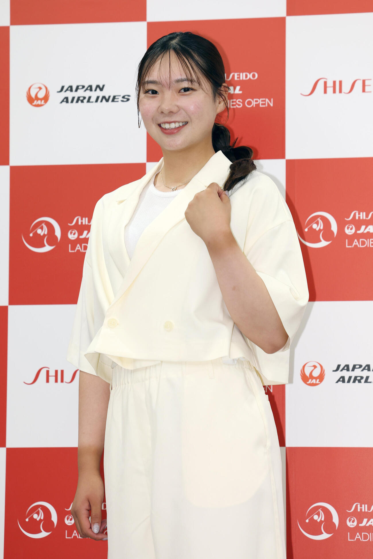 資生堂・JALレディースの前夜祭で華やかにドレスアップした姿を披露する菅楓華（撮影・宮地輝）