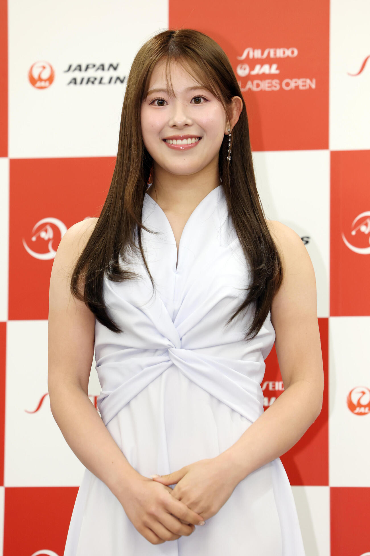 資生堂・JALレディースの前夜祭で華やかにドレスアップした姿を披露する吉田鈴（撮影・宮地輝）