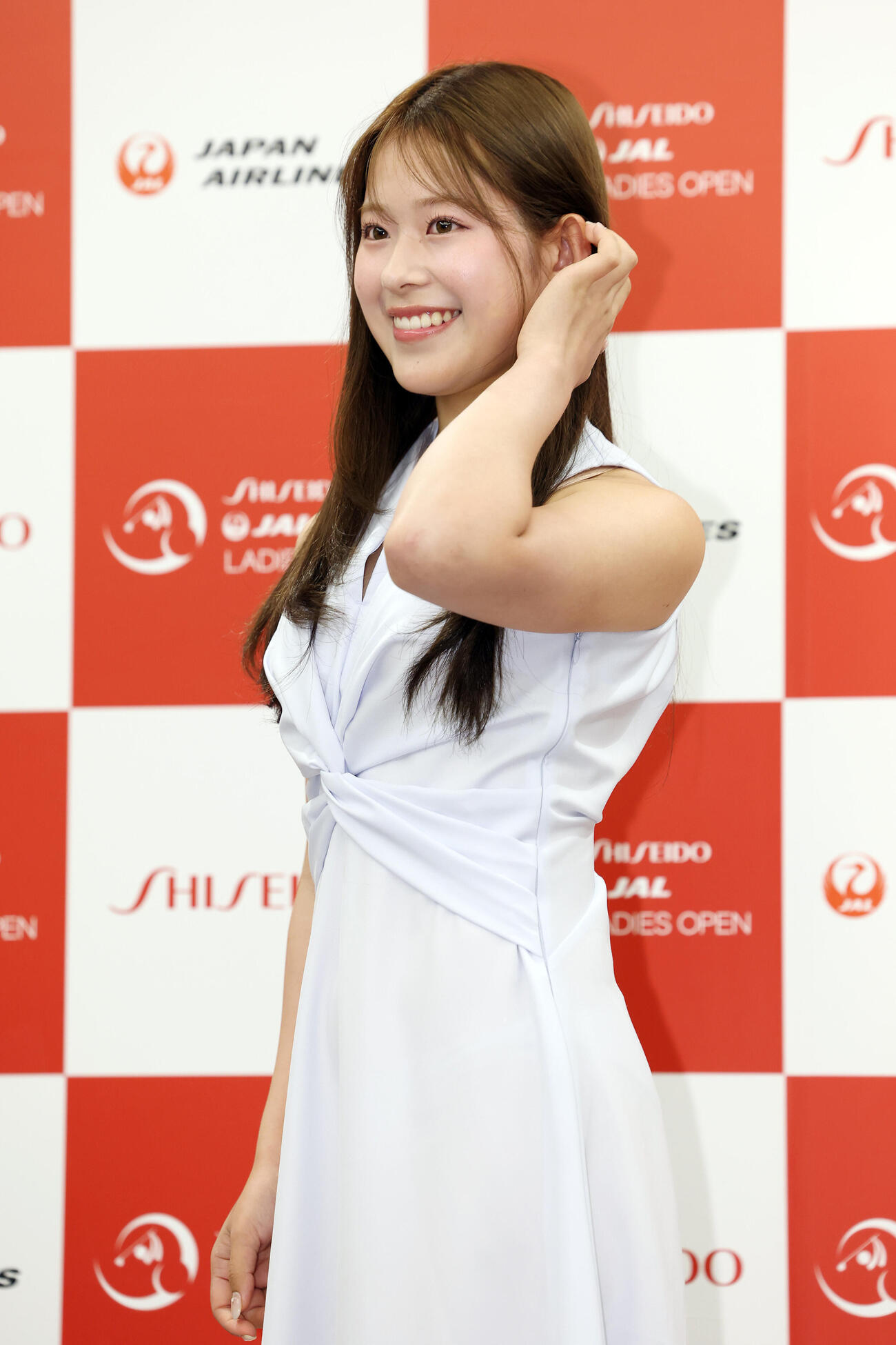 資生堂・JALレディースの前夜祭で華やかにドレスアップした姿を披露する吉田鈴（撮影・宮地輝）