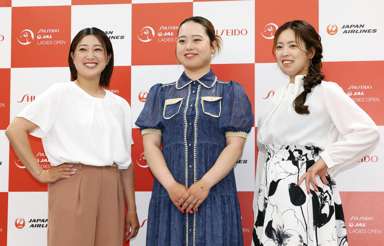 資生堂・JALレディースの前夜祭で華やかにドレスアップした姿を披露する高木優奈（左）、仲村果乃（中央）、天本ハルカ（撮影・宮地輝）