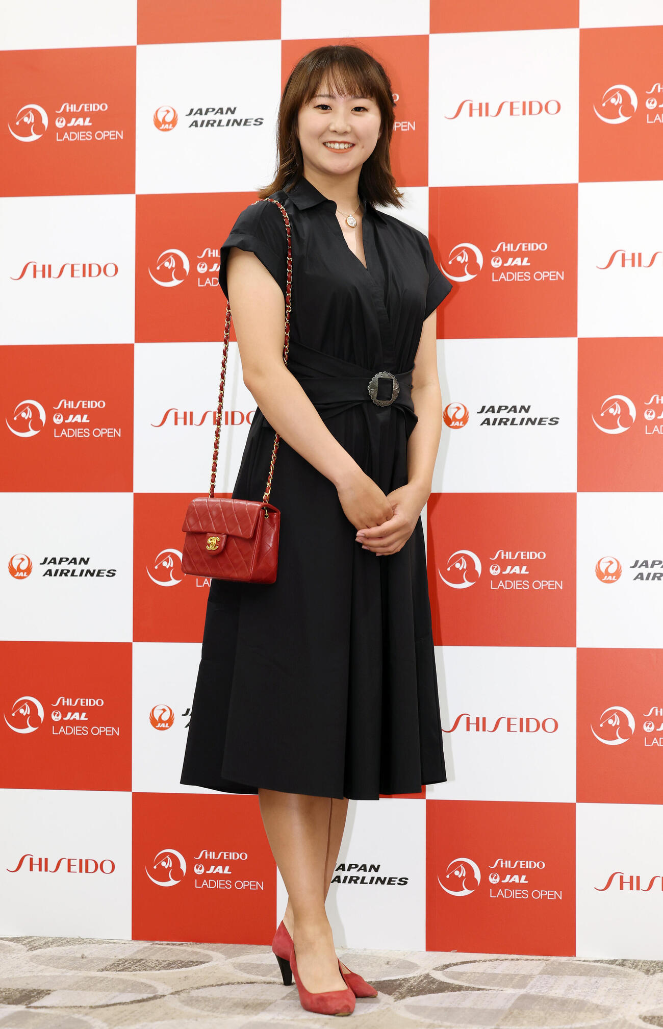 資生堂・JALレディースの前夜祭で華やかにドレスアップした姿を披露する稲垣那奈子（撮影・宮地輝）