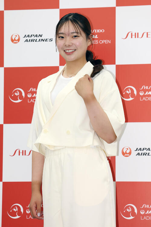 資生堂・JALレディースの前夜祭で華やかにドレスアップした姿を披露する菅楓華（撮影・宮地輝）
