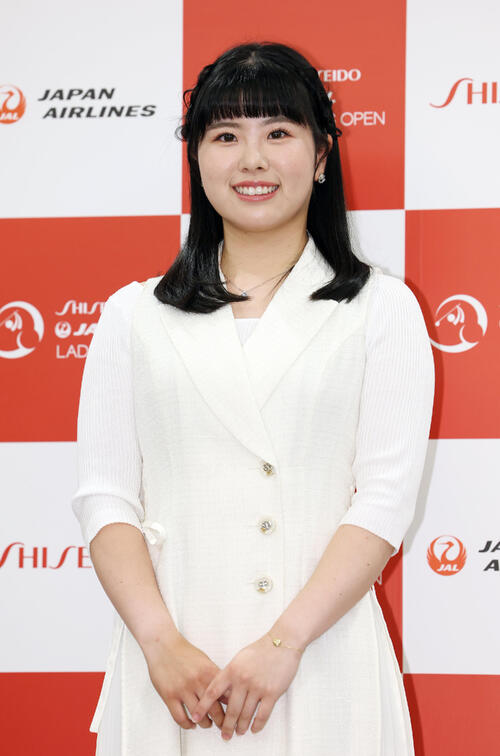 資生堂・JALレディースの前夜祭で華やかにドレスアップした姿を披露する尾関彩美悠（撮影・宮地輝）