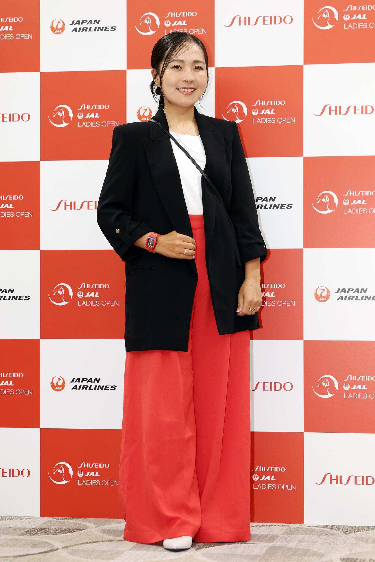 資生堂・JALレディースの前夜祭で華やかにドレスアップした姿を披露する青木瀬令奈（撮影・宮地輝）