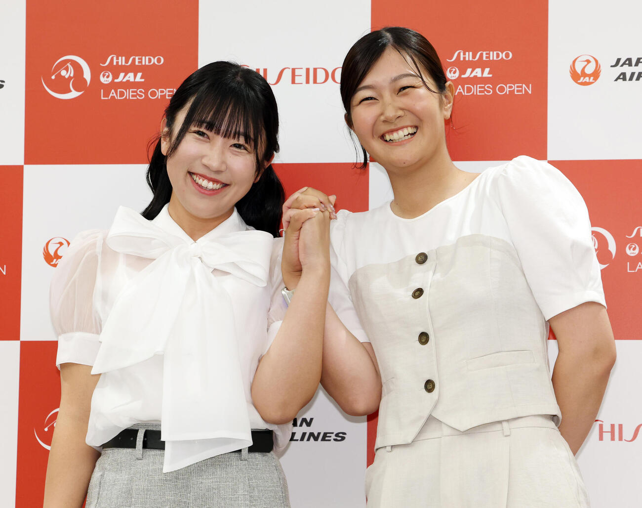 資生堂・JALレディースの前夜祭で華やかにドレスアップした姿を披露し笑顔で手をつなぐ菅沼菜々（左）と神谷そら（撮影・宮地輝）