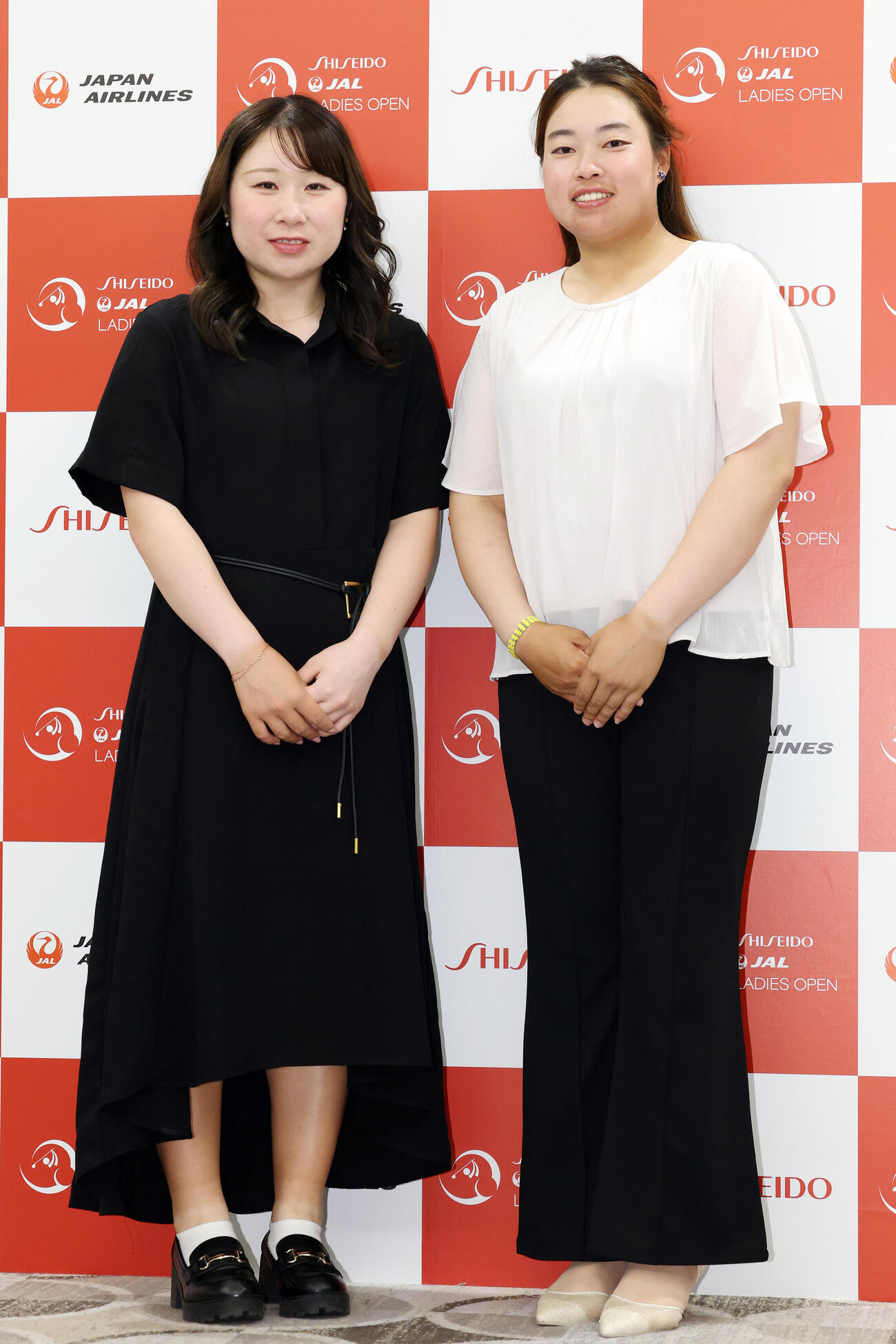 資生堂・JALレディースの前夜祭で華やかにドレスアップした姿を披露する荒木優奈（左）と入谷響（撮影・宮地輝）