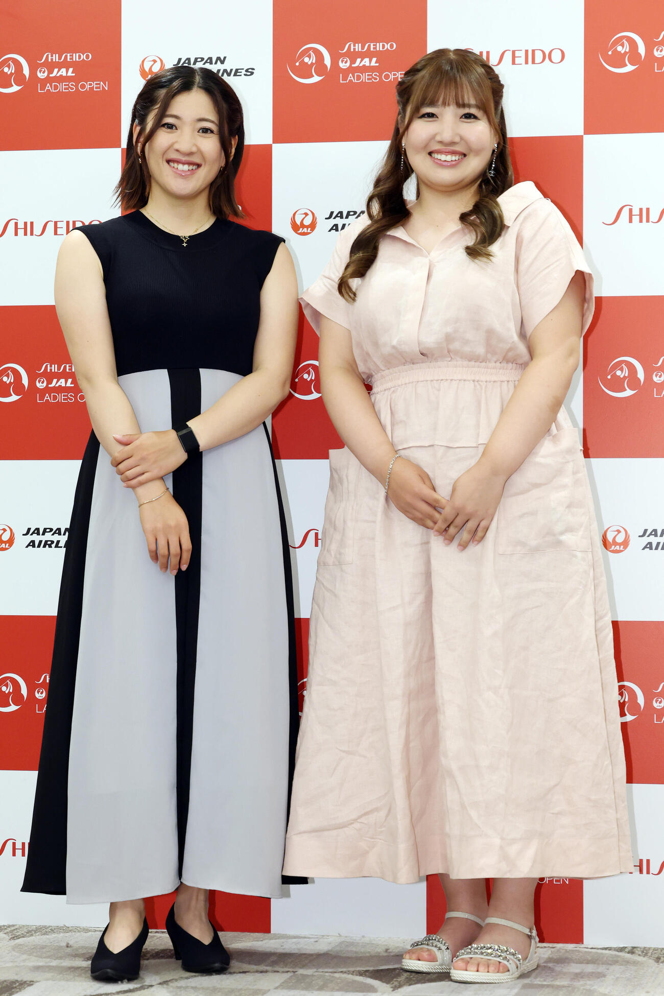 資生堂・JALレディースの前夜祭で華やかにドレスアップした姿を披露する永井花奈（左）と小林光希（撮影・宮地輝）