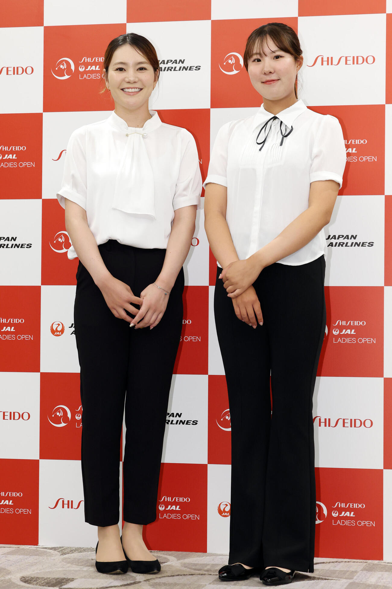 資生堂・JALレディースの前夜祭で華やかにドレスアップした姿を披露する山路晶（左）と高野愛姫（撮影・宮地輝）