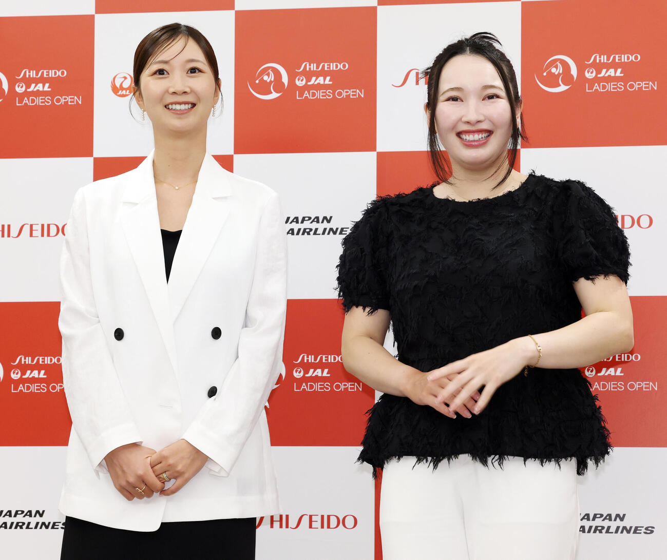 資生堂・JALレディースの前夜祭で華やかにドレスアップした姿を披露する金沢志奈（左）と小祝さくら（撮影・宮地輝）