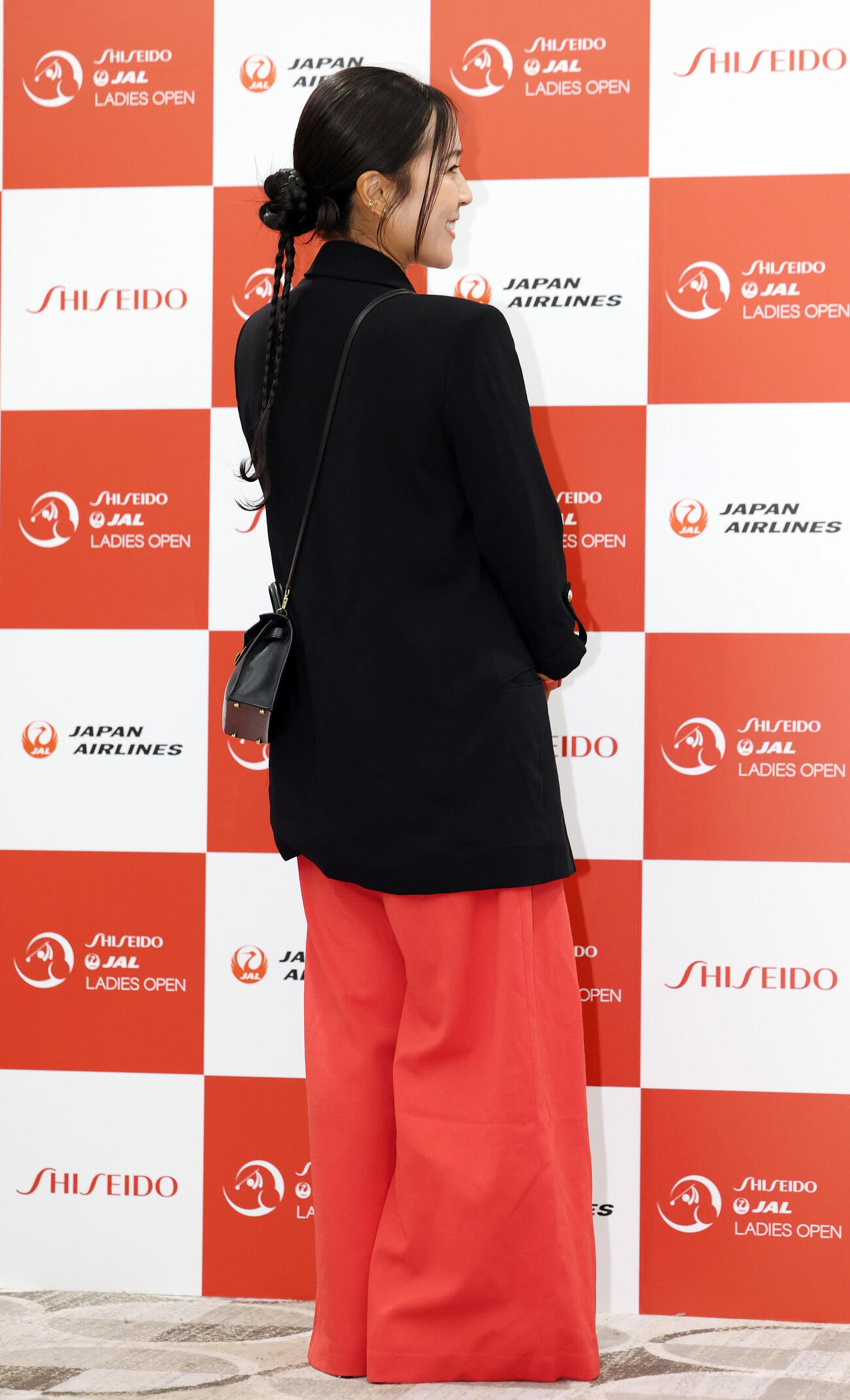 資生堂・JALレディースの前夜祭で華やかにドレスアップした姿を披露する青木瀬令奈（撮影・宮地輝）