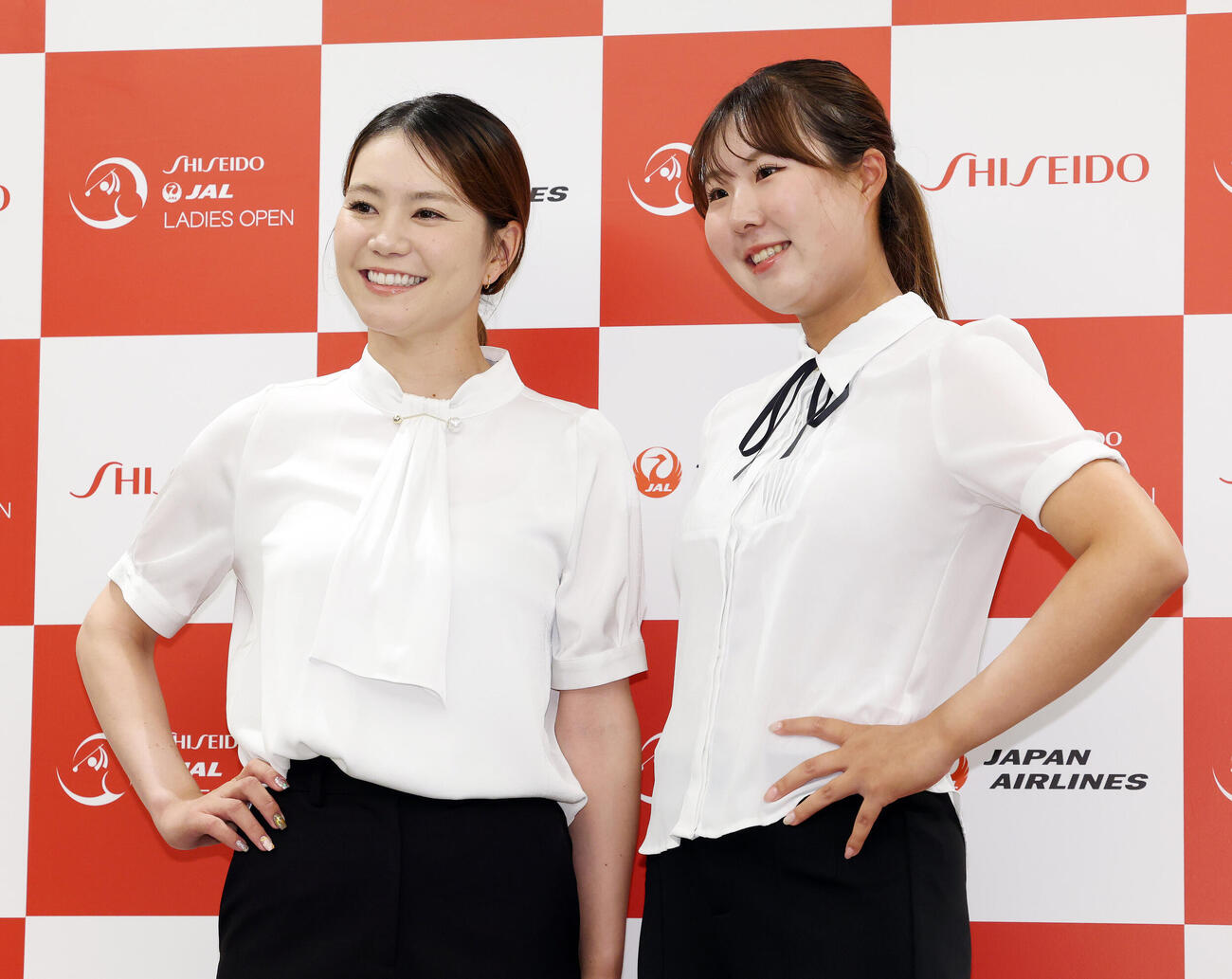 資生堂・JALレディースの前夜祭で華やかにドレスアップした姿を披露する山路晶（左）と高野愛姫（撮影・宮地輝）