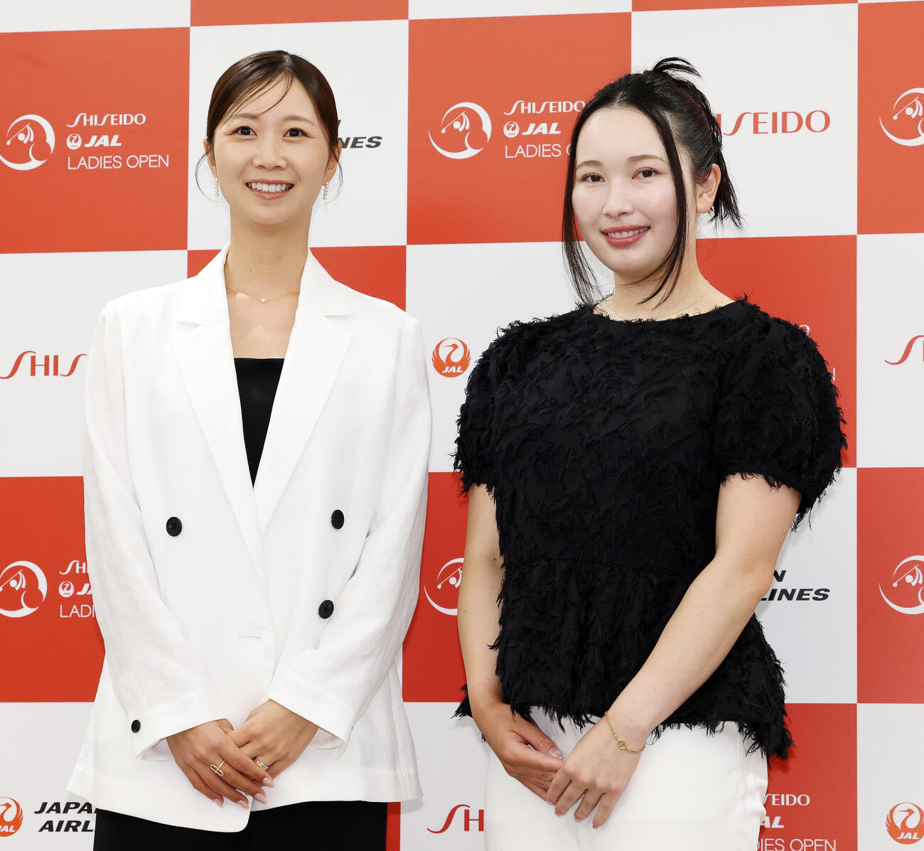 資生堂・JALレディースの前夜祭で華やかにドレスアップした姿を披露する金沢志奈（左）と小祝さくら（撮影・宮地輝）