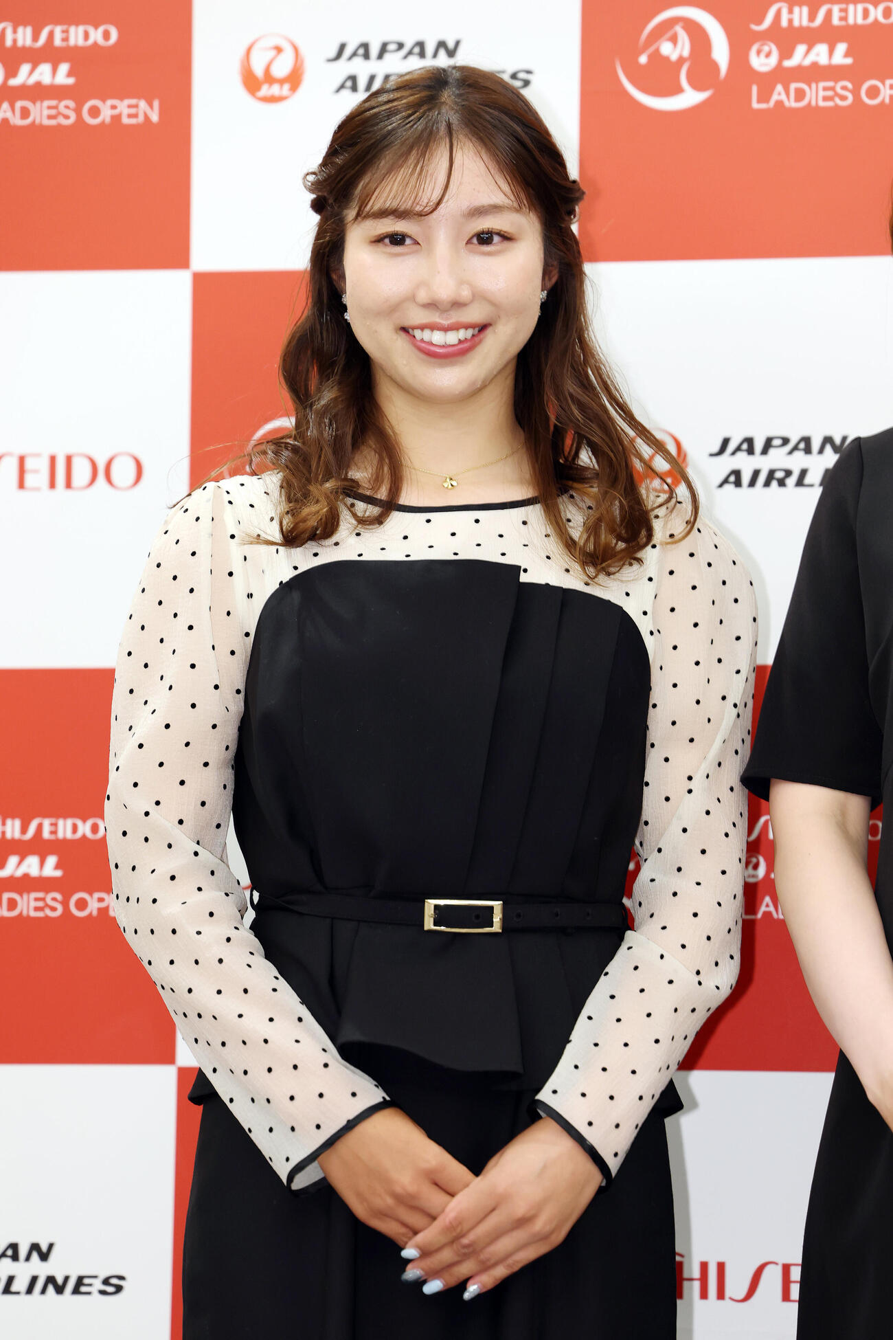 資生堂・JALレディースの前夜祭で華やかにドレスアップした姿を披露する六車日那乃（撮影・宮地輝）