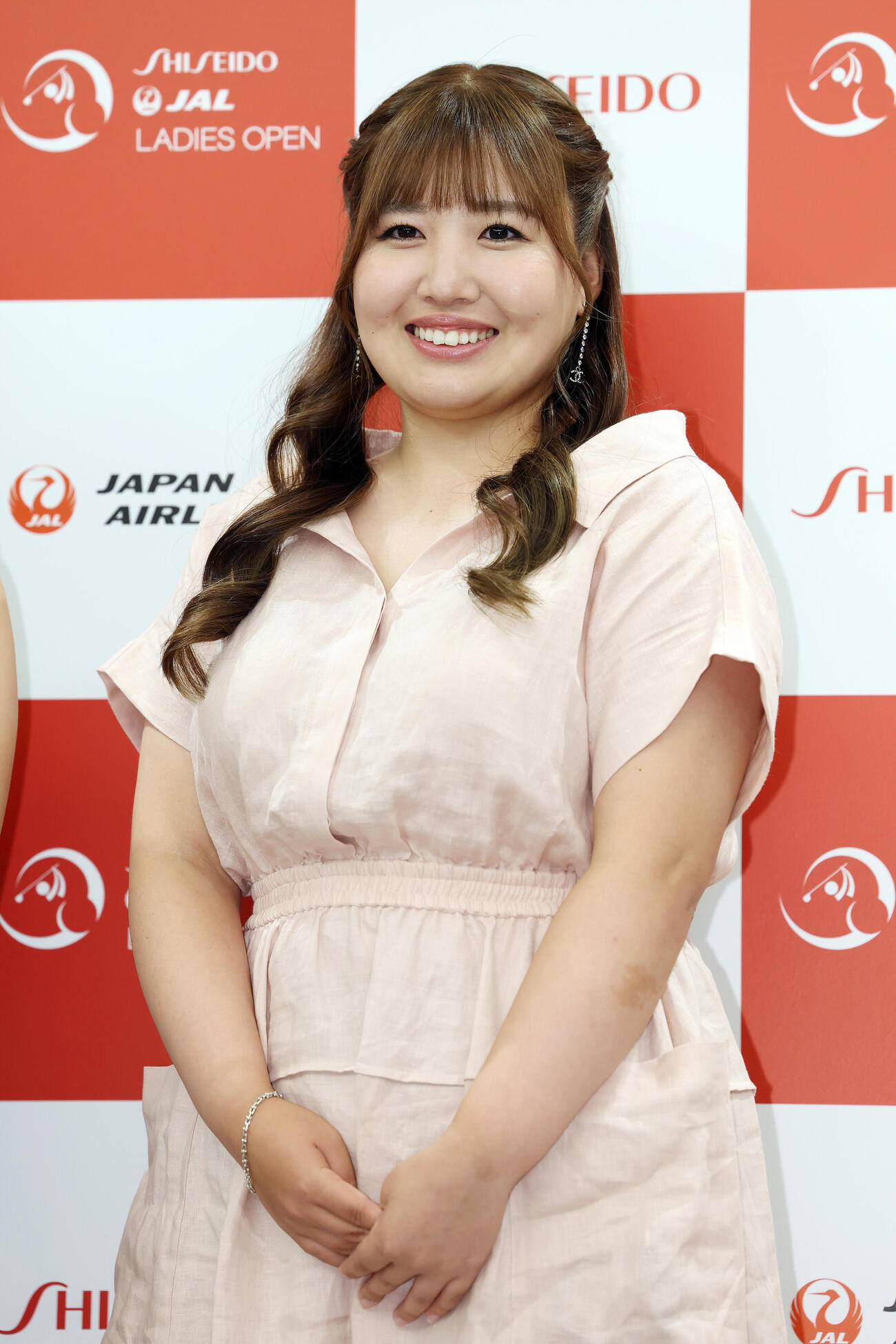 資生堂・JALレディースの前夜祭で華やかにドレスアップした姿を披露する小林光希（撮影・宮地輝）