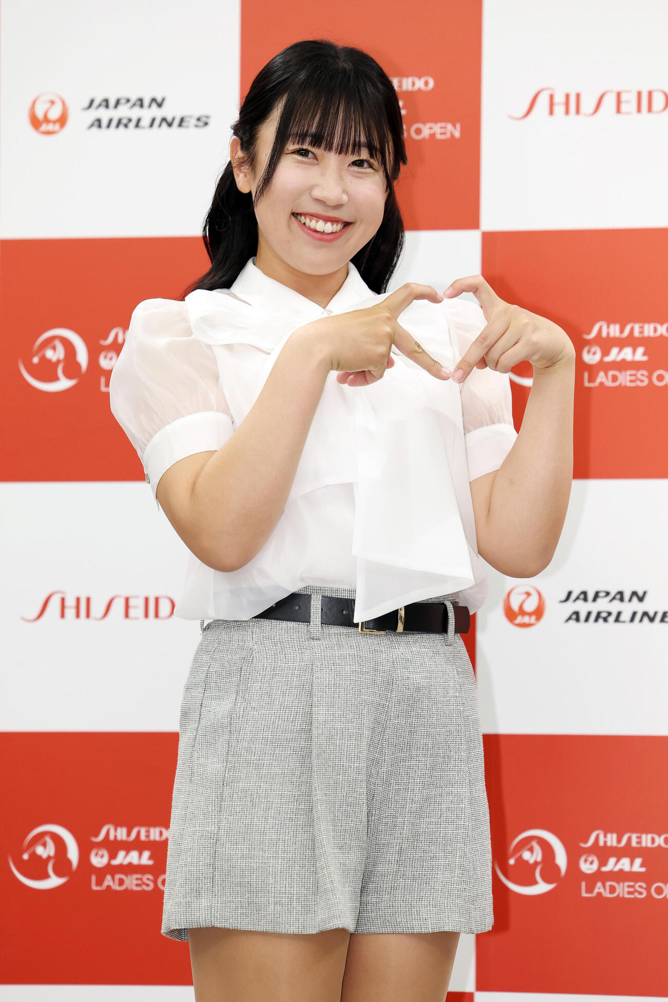 資生堂・JALレディースの前夜祭で華やかにドレスアップした姿を披露し笑顔でハートを作る菅沼菜々（撮影・宮地輝）
