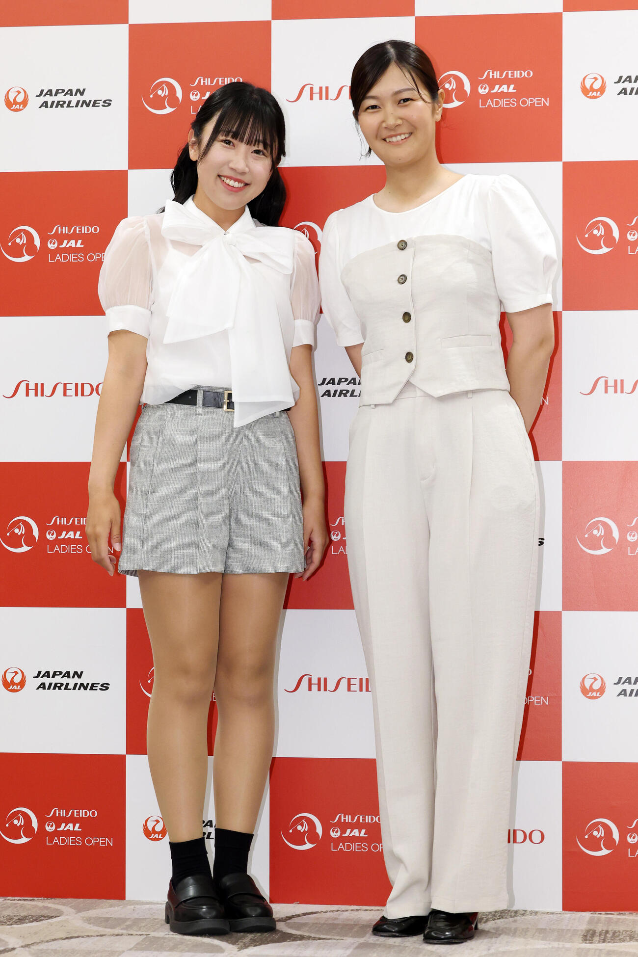資生堂・JALレディースの前夜祭で華やかにドレスアップした姿を披露する菅沼菜々（左）と神谷そら（撮影・宮地輝）