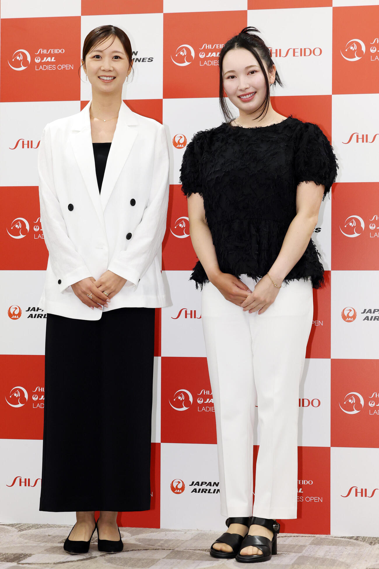 資生堂・JALレディースの前夜祭で華やかにドレスアップした姿を披露する金沢志奈（左）と小祝さくら（撮影・宮地輝）