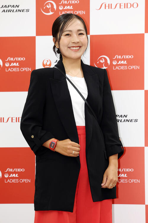 資生堂・JALレディースの前夜祭で華やかにドレスアップした姿を披露する青木瀬令奈（撮影・宮地輝）