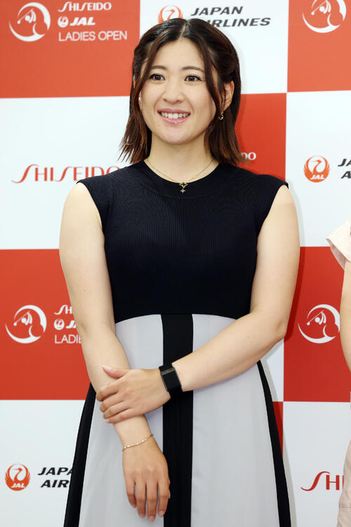 資生堂・JALレディースの前夜祭で華やかにドレスアップした姿を披露する永井花奈（撮影・宮地輝）