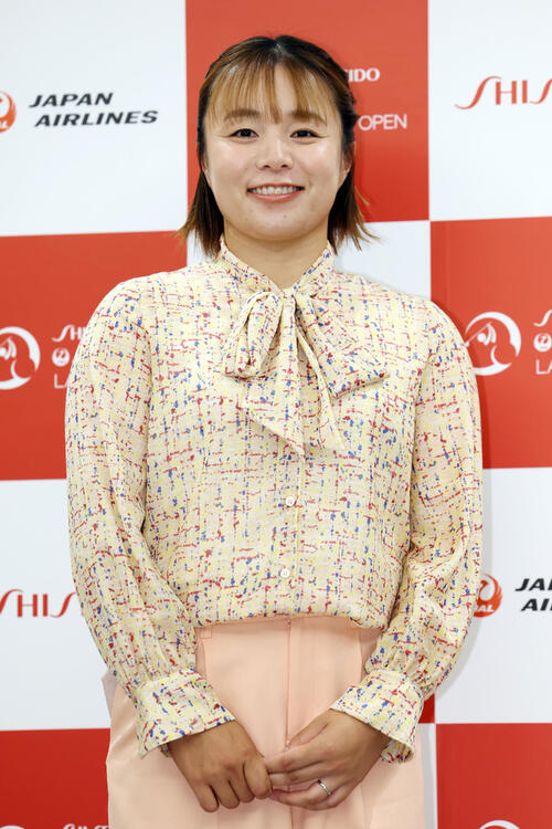 資生堂・JALレディースの前夜祭で華やかにドレスアップした姿を披露する永峰咲希（撮影・宮地輝）