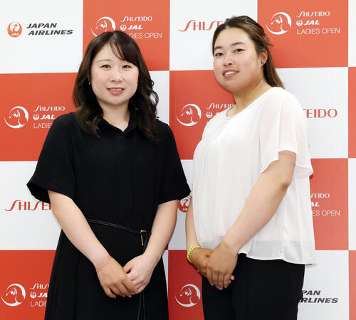 資生堂・JALレディースの前夜祭で華やかにドレスアップした姿を披露する荒木優奈（左）と入谷響（撮影・宮地輝）