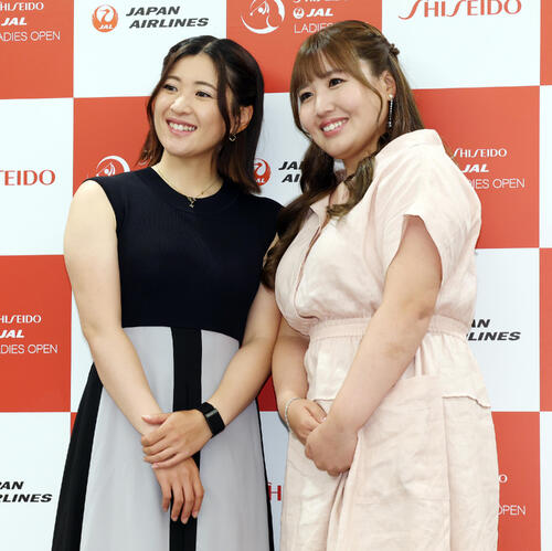 資生堂・JALレディースの前夜祭で華やかにドレスアップした姿を披露する永井花奈（左）と小林光希（撮影・宮地輝）