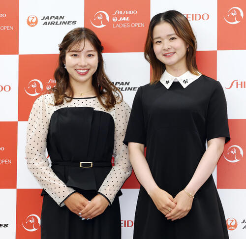 資生堂・JALレディースの前夜祭で華やかにドレスアップした姿を披露する六車日那乃（左）と川崎春花（撮影・宮地輝）