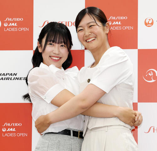 資生堂・JALレディースの前夜祭で華やかにドレスアップした姿を披露し笑顔でハグする菅沼菜々（左）と神谷そら（撮影・宮地輝）