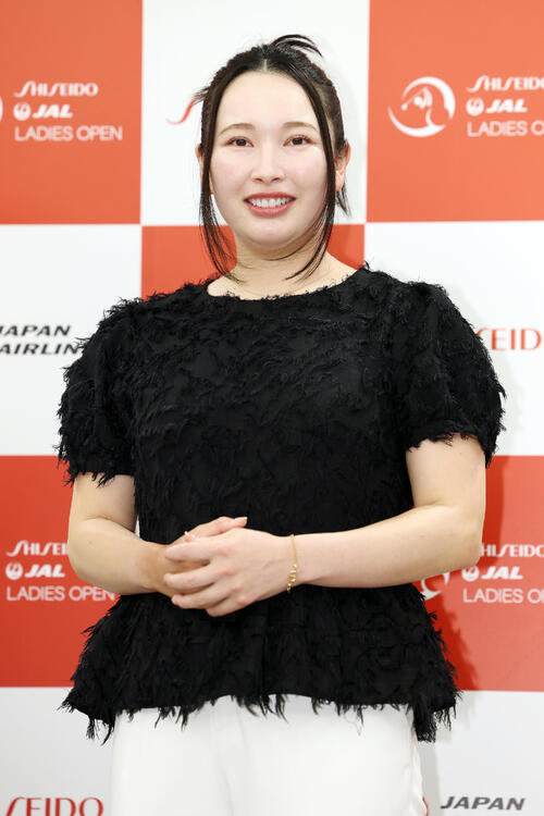 資生堂・JALレディースの前夜祭で華やかにドレスアップした姿を披露する小祝さくら（撮影・宮地輝）