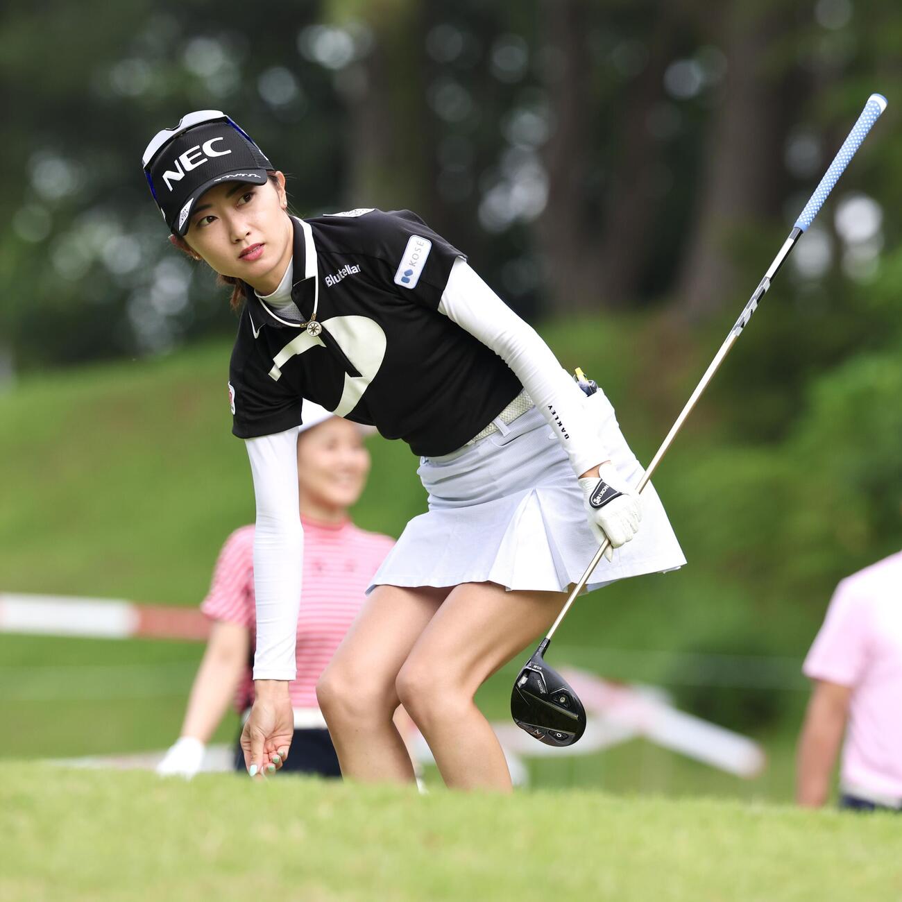 1番、ティーショットを放った安田祐香（撮影・宮地輝）