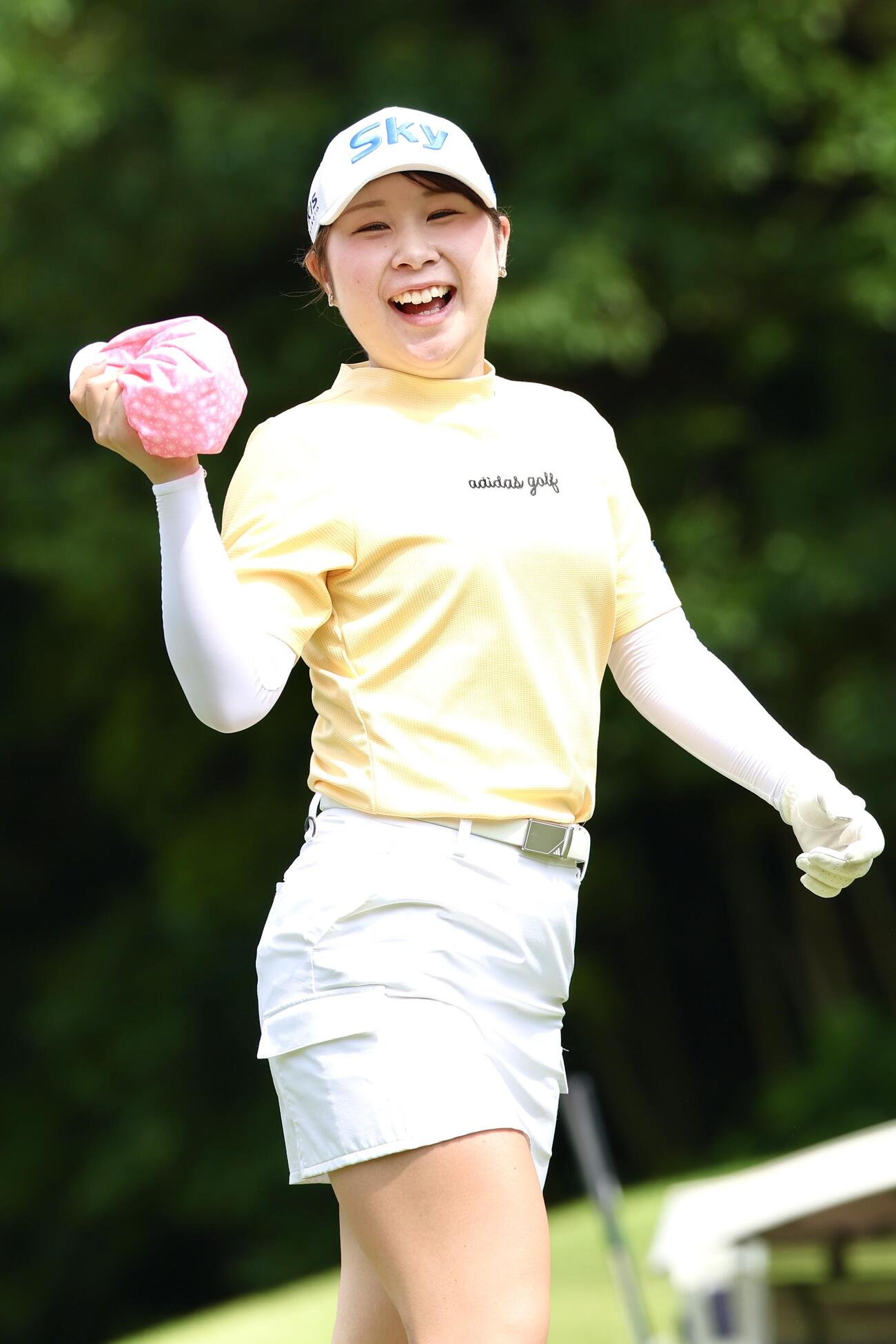 1番、ティーショットを放ち笑顔を見せる荒木優奈（撮影・宮地輝）