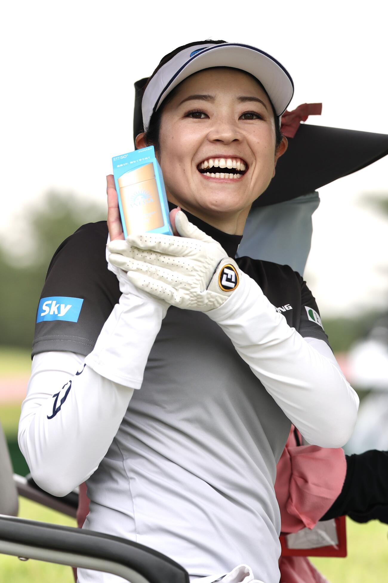 日焼け止めを手に笑顔の仲宗根澄香（撮影・宮地輝）
