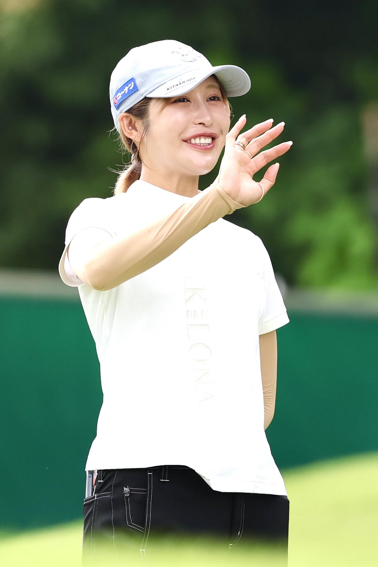 笑顔で手を振り永井花奈の組を見送る金田久美子（撮影・宮地輝）