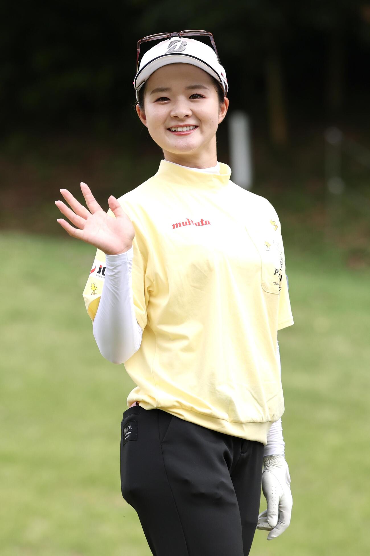 1番、ティーショットを放ち笑顔で手を振る川崎春花（撮影・宮地輝）