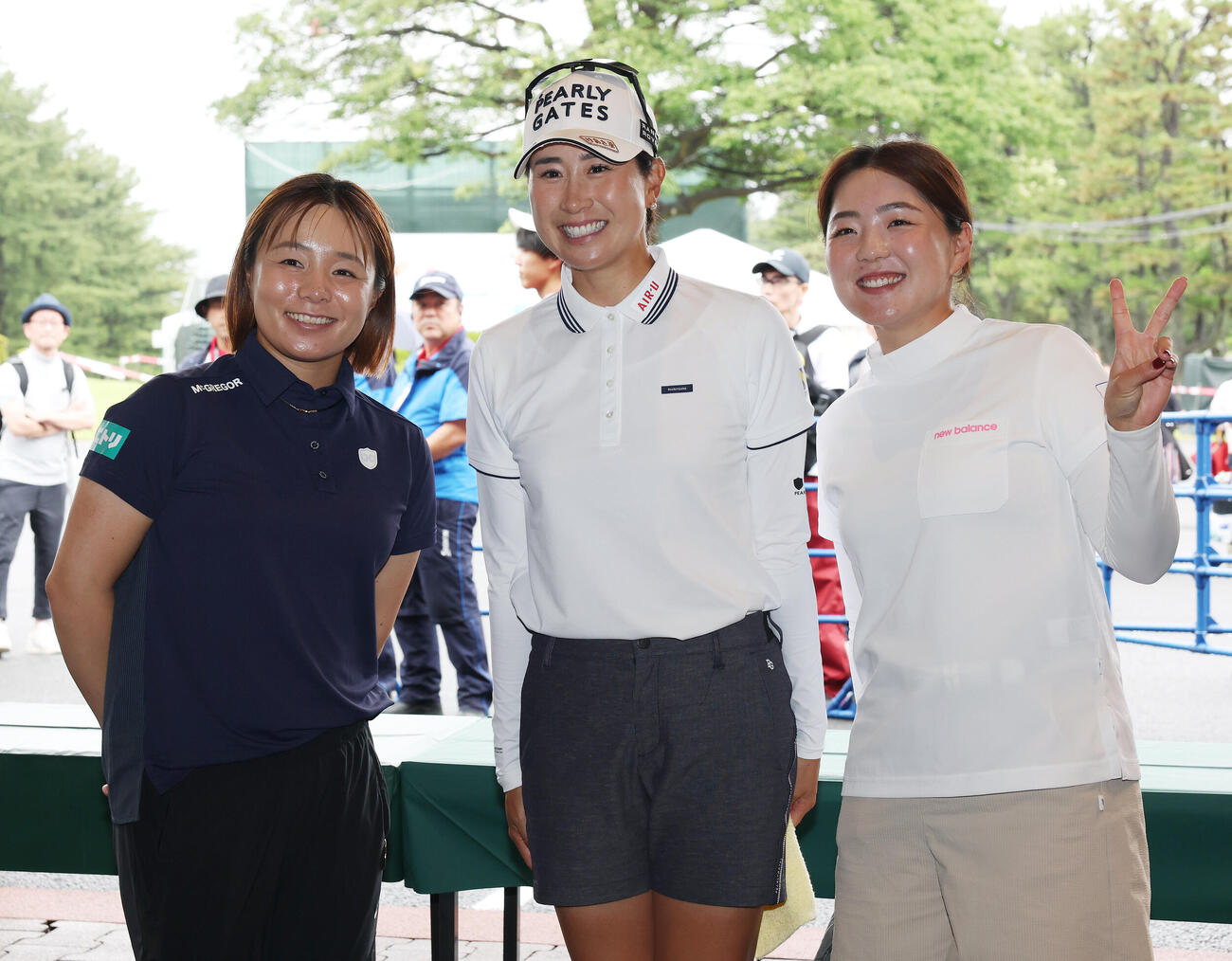 サイン会を終え笑顔を見せる永峰咲希（左）、木戸愛（中央）、山内日菜子（撮影・宮地輝）