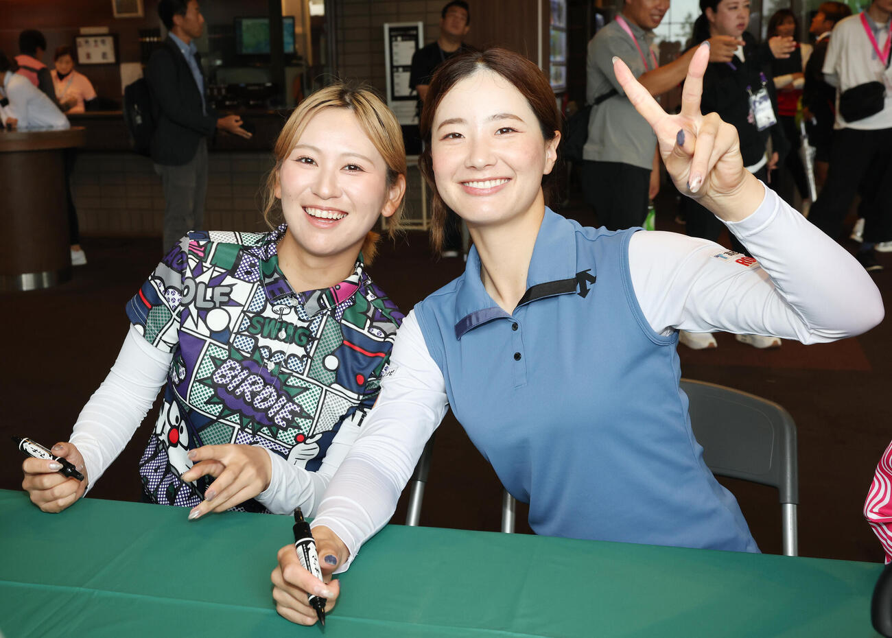 サイン会を行い笑顔を見せる平塚新夢（左）と青木香奈子（撮影・宮地輝）