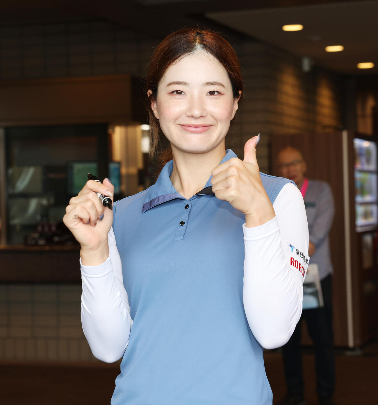 サイン会を行い笑顔でサムズアップする青木香奈子（撮影・宮地輝）