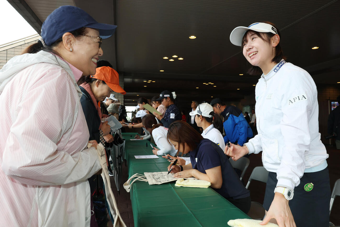 笑顔でサイン会を行う西沢歩未（撮影・宮地輝）