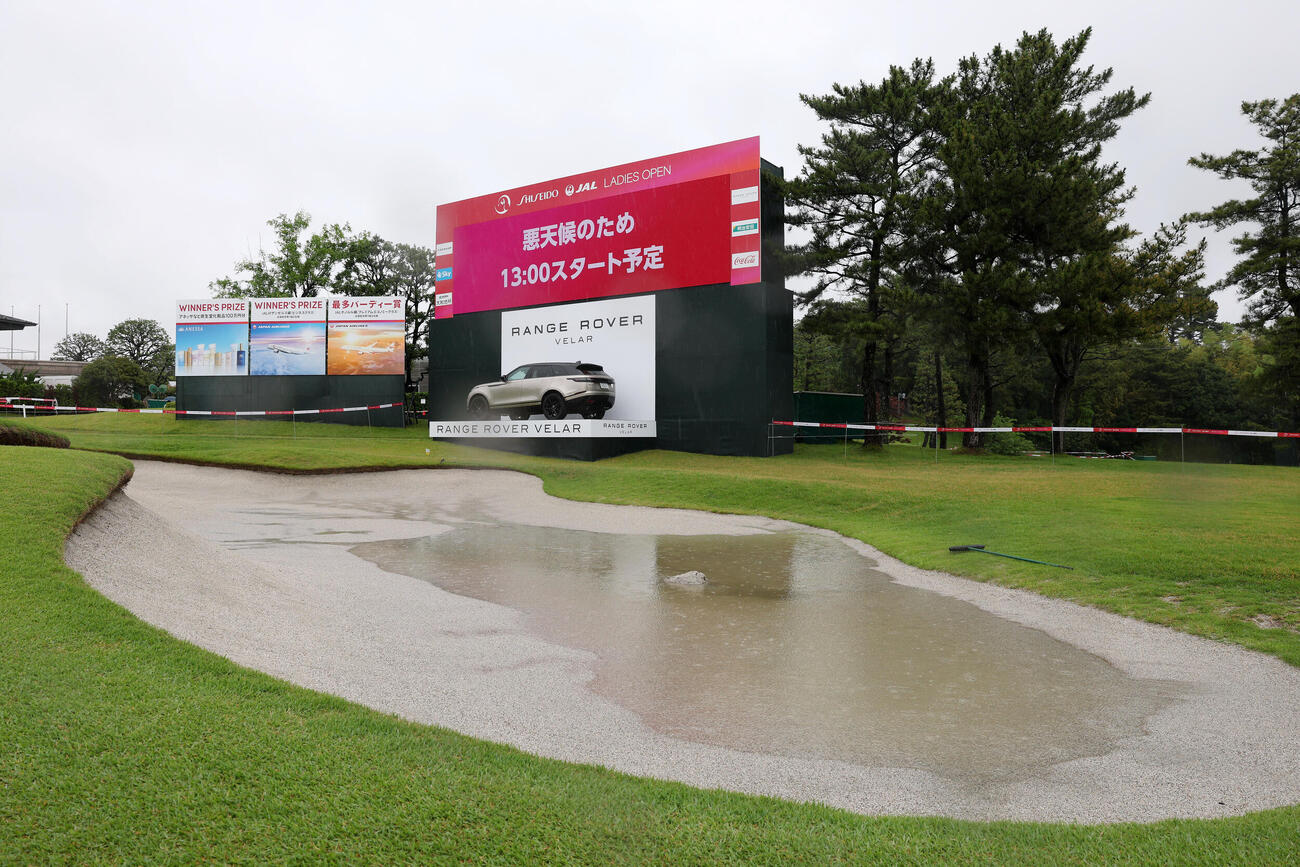 悪天候のため13時スタート予定となった資生堂・JALレディース（撮影・宮地輝）